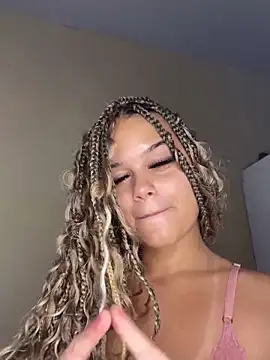 Snapshot of Lolacavalona chatting on 02.02.25 Lolacavalona online show from 02.02.25