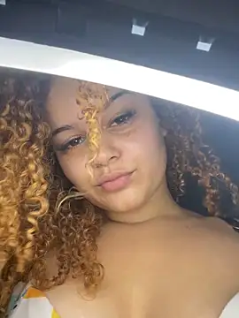 Snapshot of Lolacavalona chatting on 09.18.25 Lolacavalona online show from 09.18.25