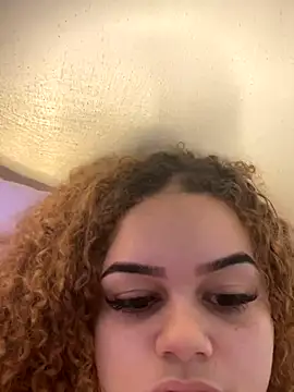 Snapshot of Lolacavalona chatting on 09.19.25 Lolacavalona online show from 09.19.25