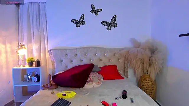 Sarahballiston  online show from 10.04.25