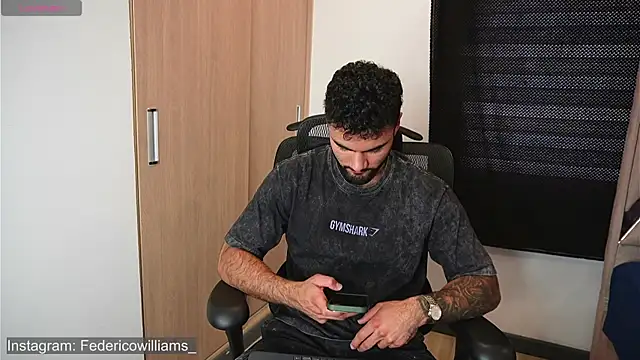 Snapshot of Derek_w chatting on 11.14.25 Derek w online show from 11.14.25