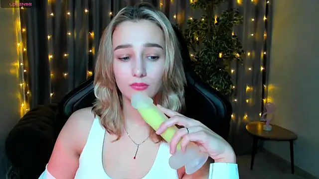 Snapshot of Sinty_Noria chatting on 01.16.25 Sinty Noria online show from 01.16.25