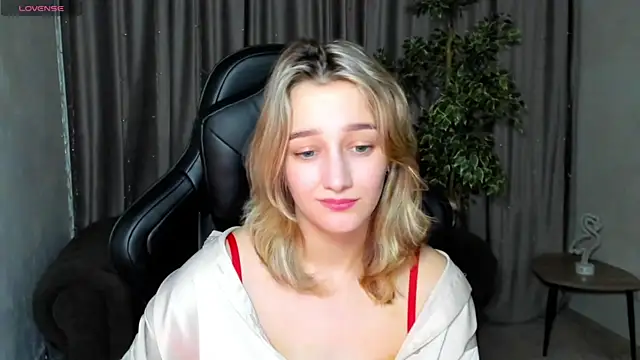 Snapshot of Sinty_Noria chatting on 01.20.25 Sinty Noria online show from 01.20.25