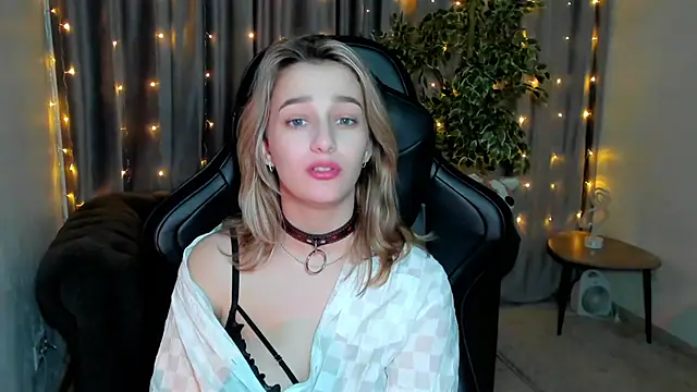 Snapshot of Sinty_Noria chatting on 02.05.25 Sinty Noria online show from 02.05.25