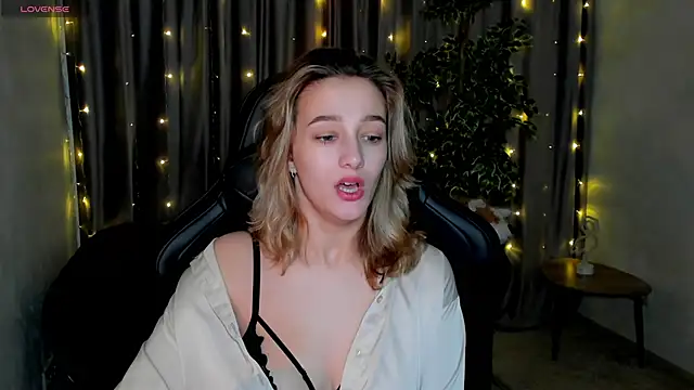 Snapshot of Sinty_Noria chatting on 02.10.25 Sinty Noria online show from 02.10.25