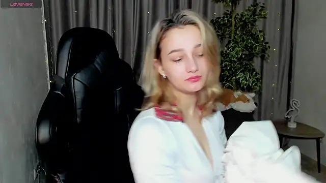 Snapshot of Sinty_Noria chatting on 02.12.25 Sinty Noria online show from 02.12.25