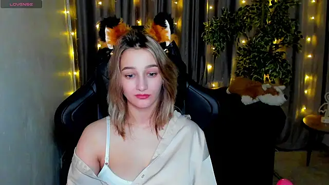 Snapshot of Sinty_Noria chatting on 02.13.25 Sinty Noria online show from 02.13.25