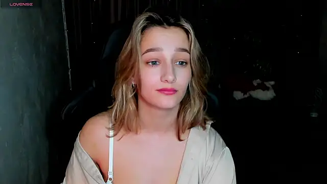 Snapshot of Sinty_Noria chatting on 02.13.25 Sinty Noria online show from 02.13.25