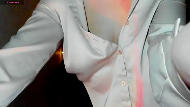 Snapshot of Sinty_Noria chatting on 02.17.25 Sinty Noria online show from 02.17.25