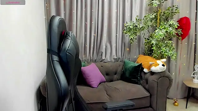 Snapshot of Sinty_Noria chatting on 02.18.25 Sinty Noria online show from 02.18.25