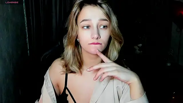 Snapshot of Sinty_Noria chatting on 02.19.25 Sinty Noria online show from 02.19.25