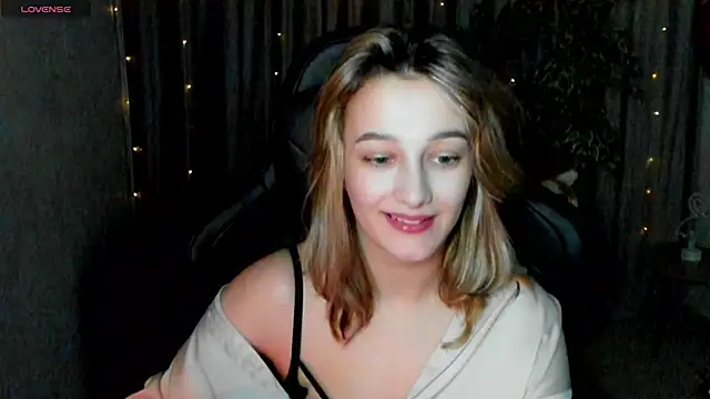 Snapshot of Sinty_Noria chatting on 02.19.25 Sinty Noria online show from 02.19.25