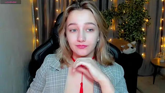 Snapshot of Sinty_Noria chatting on 02.21.25 Sinty Noria online show from 02.21.25