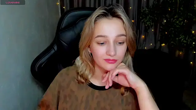 Snapshot of Sinty_Noria chatting on 02.21.25 Sinty Noria online show from 02.21.25