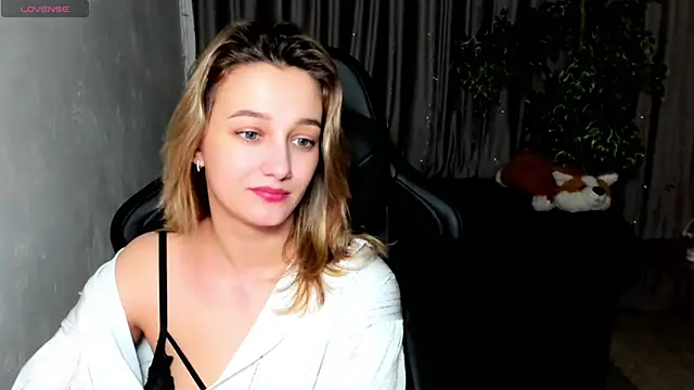 Snapshot of Sinty_Noria chatting on 02.25.25 Sinty Noria online show from 02.25.25