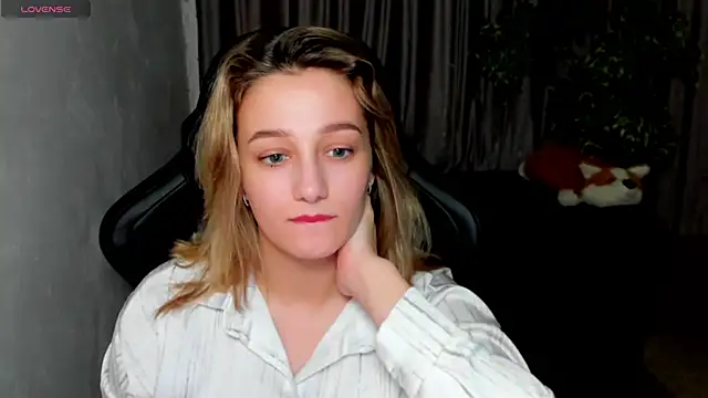 Snapshot of Sinty_Noria chatting on 02.25.25 Sinty Noria online show from 02.25.25