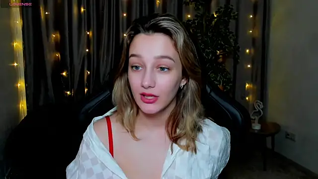 Snapshot of Sinty_Noria chatting on 02.26.25 Sinty Noria online show from 02.26.25