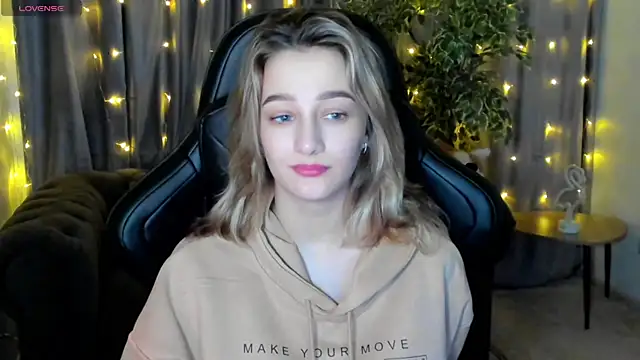 Snapshot of Sinty_Noria chatting on 02.27.25 Sinty Noria online show from 02.27.25