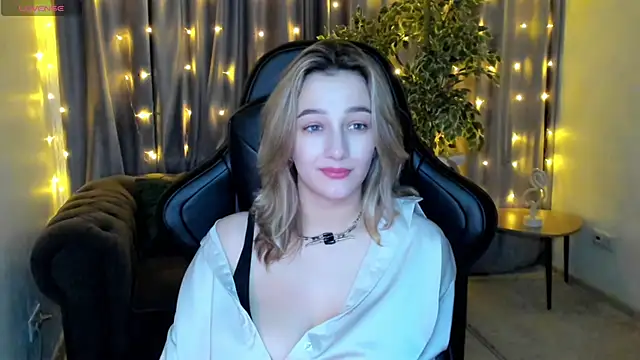 Snapshot of Sinty_Noria chatting on 02.28.25 Sinty Noria online show from 02.28.25