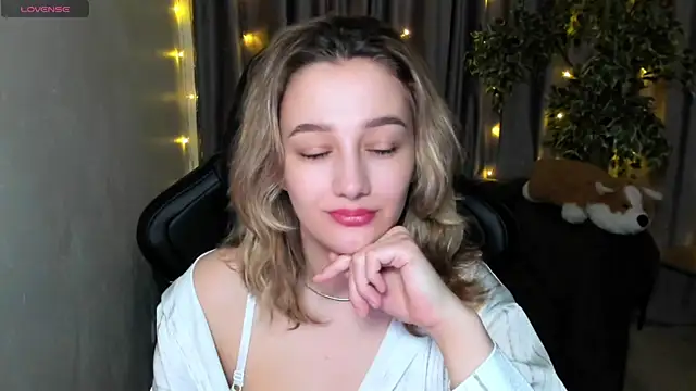 Snapshot of Sinty_Noria chatting on 03.04.25 Sinty Noria online show from 03.04.25