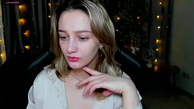 Snapshot of Sinty_Noria chatting on 03.10.25 Sinty Noria online show from 03.10.25