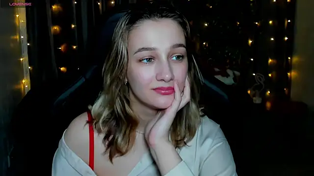 Snapshot of Sinty_Noria chatting on 03.10.25 Sinty Noria online show from 03.10.25