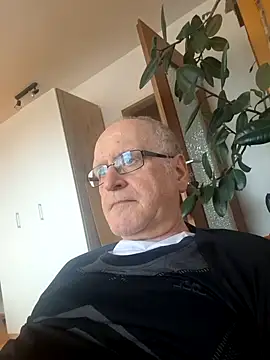 Snapshot of Milkasahne64 chatting on 02.13.26 Milkasahne64 online show from 02.13.26