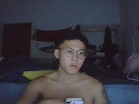 Snapshot of ZHIIz chatting on 12.18.25 ZHIIz online show from 12.18.25