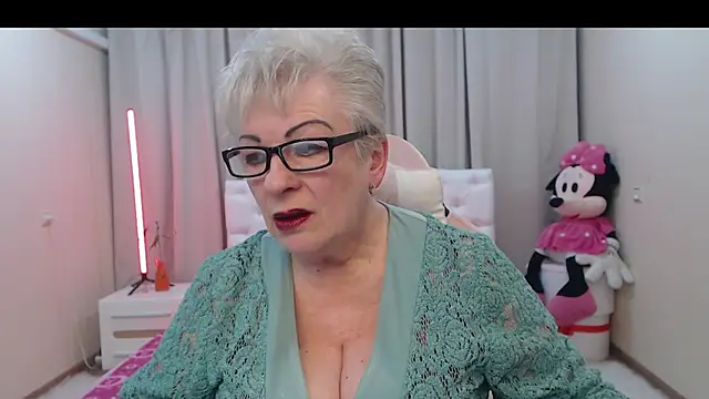 Snapshot of KayleSmoll chatting on 04.18.26 KayleSmoll online show from 04.18.26