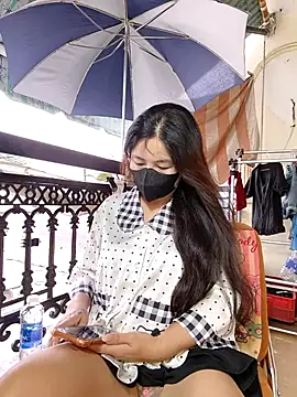 Snapshot of lyna_bl chatting on 12.04.25 lyna bl online show from 12.04.25