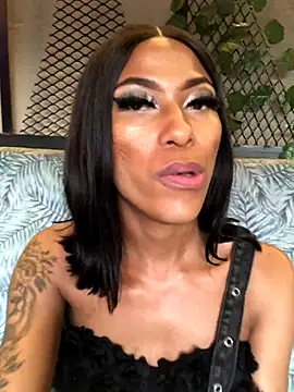 Snapshot of Kylie_Hairy_Bbc chatting on 10.22.25 Kylie Hairy Bbc online show from 10.22.25