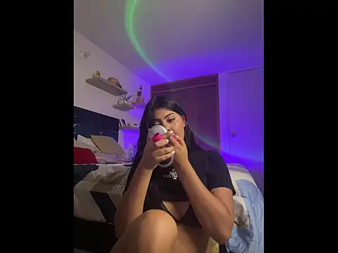 Snapshot of SusyAlvarez chatting on 10.17.25 SusyAlvarez online show from 10.17.25