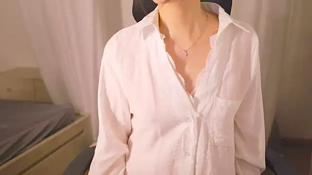 Snapshot of sinnn chatting on 10.28.25 sinnn online show from 10.28.25