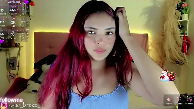 Snapshot of Kylie_brokee chatting on 12.01.25 Kylie brokee online show from 12.01.25