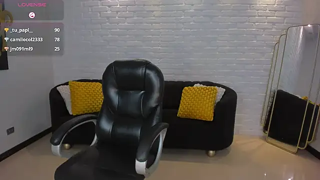 Snapshot of VeronicaCruz_ chatting on 02.14.25 VeronicaCruz  online show from 02.14.25