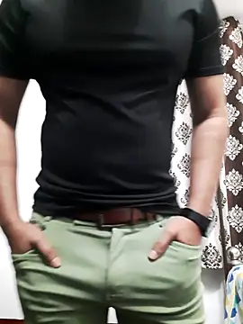 Snapshot of Guyinshortss chatting on 11.29.25 Guyinshortss online show from 11.29.25