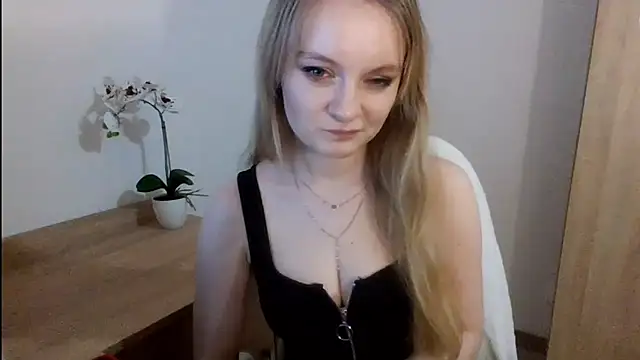 Snapshot of AlmaHoney chatting on 02.04.25 AlmaHoney online show from 02.04.25