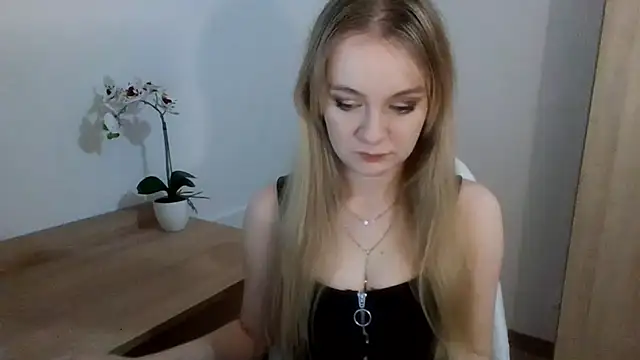 Snapshot of AlmaHoney chatting on 02.04.25 AlmaHoney online show from 02.04.25
