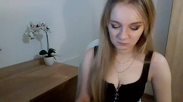 Snapshot of AlmaHoney chatting on 02.04.25 AlmaHoney online show from 02.04.25