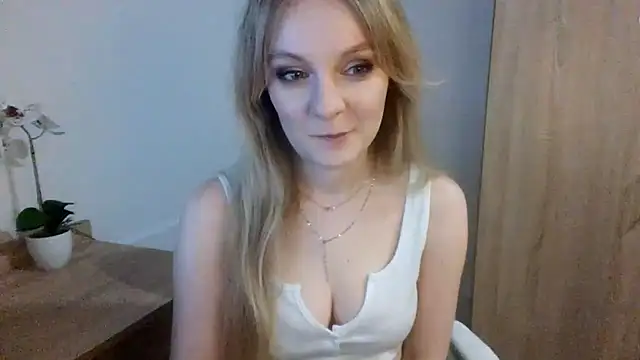 Snapshot of AlmaHoney chatting on 03.17.25 AlmaHoney online show from 03.17.25