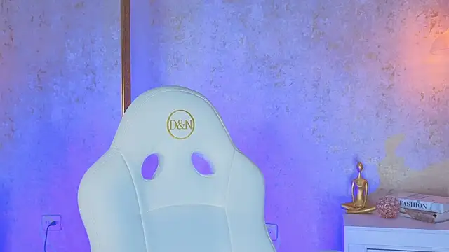 AlessiaLondon online show from 12.16.25