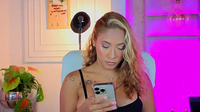 Snapshot of AlessiaLondon chatting on 07.04.26 AlessiaLondon online show from 07.04.26