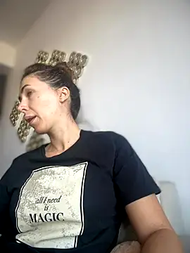 RaquelleDevon online show from 10.28.25