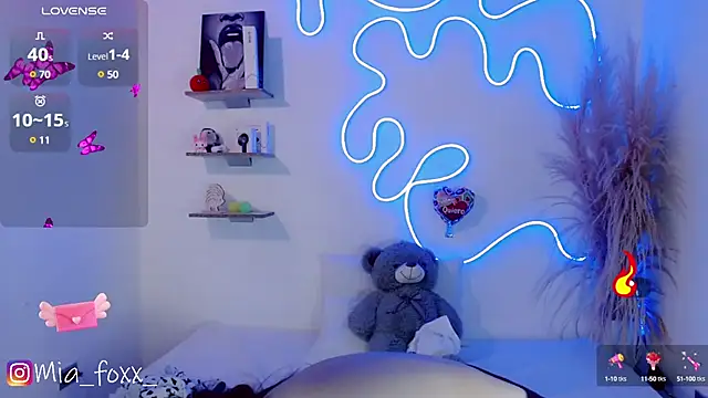 Mia foxx  online show from 03.13.25