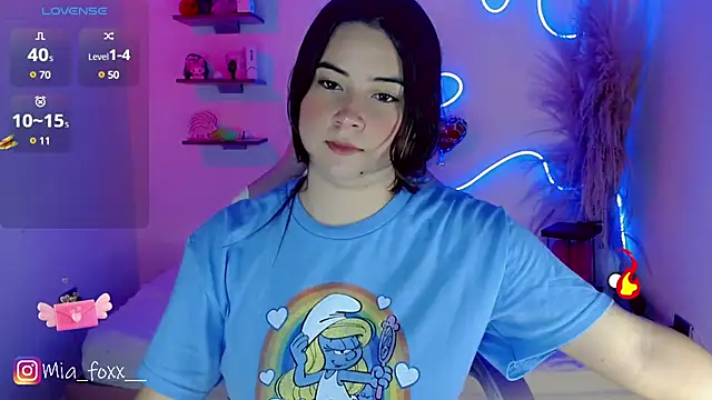 Mia foxx  online show from 03.17.25