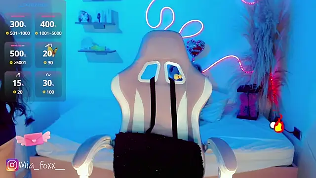 Mia foxx  online show from 03.20.25