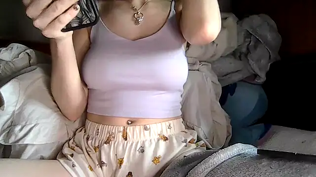 Snapshot of indie-rayne chatting on 05.08.26 indie-rayne online show from 05.08.26
