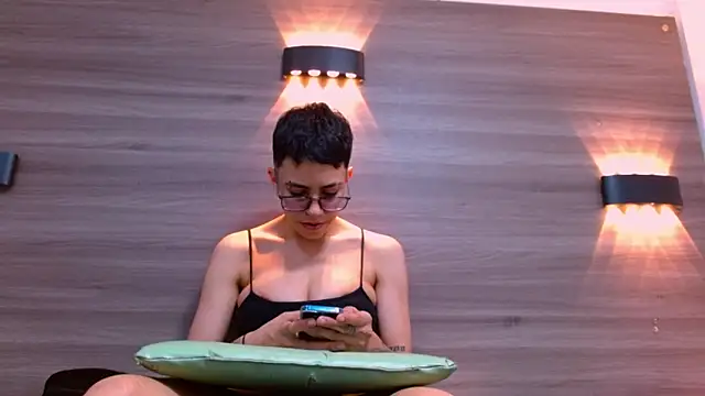Snapshot of Cutie_Shy_ chatting on 02.18.25 Cutie Shy online show from 02.18.25