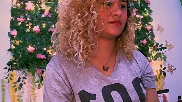 Snapshot of Crysrus chatting on 01.05.25 Crysrus online show from 01.05.25