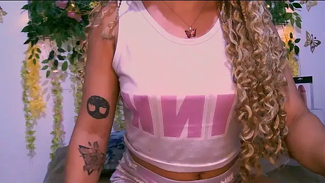 Snapshot of Crysrus chatting on 09.19.25 Crysrus online show from 09.19.25